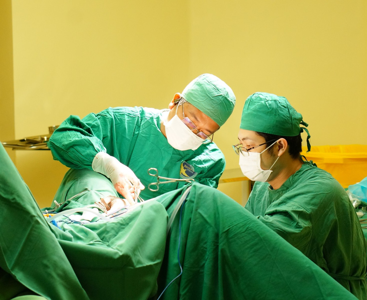 Trong phẫu thuật, bác sĩ phát hiện nhiều ổ mủ ăn lan dọc khoang cạnh trực tràng, vùng chậu và gốc bìu. Ảnh: BV/baotintuc.vn