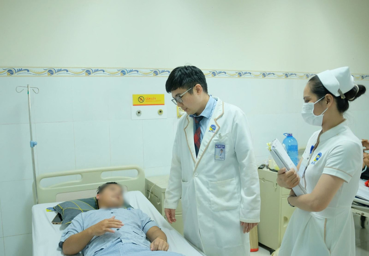 Bác sĩ thăm khám cho bệnh nhân trước khi xuất viện. Ảnh: BV/baotintuc.vn