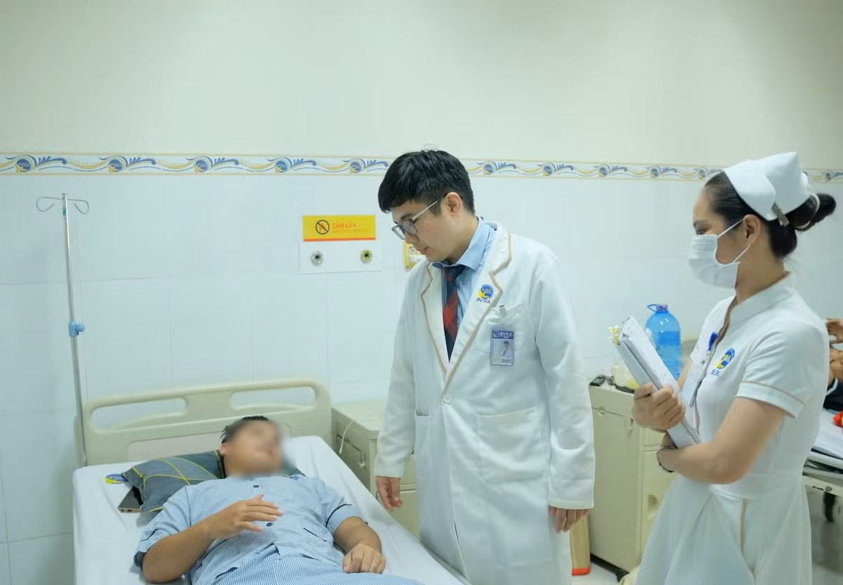 Bác sĩ thăm khám cho bệnh nhân trước khi xuất viện. Ảnh: BV/baotintuc.vn