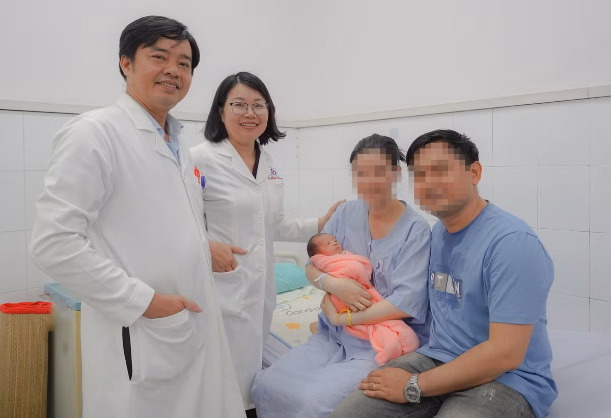 Bác sĩ đến thăm hỏi tình trạng sức khỏe của sản phụ. Ảnh: BV/Nguồn daidaonket.vn