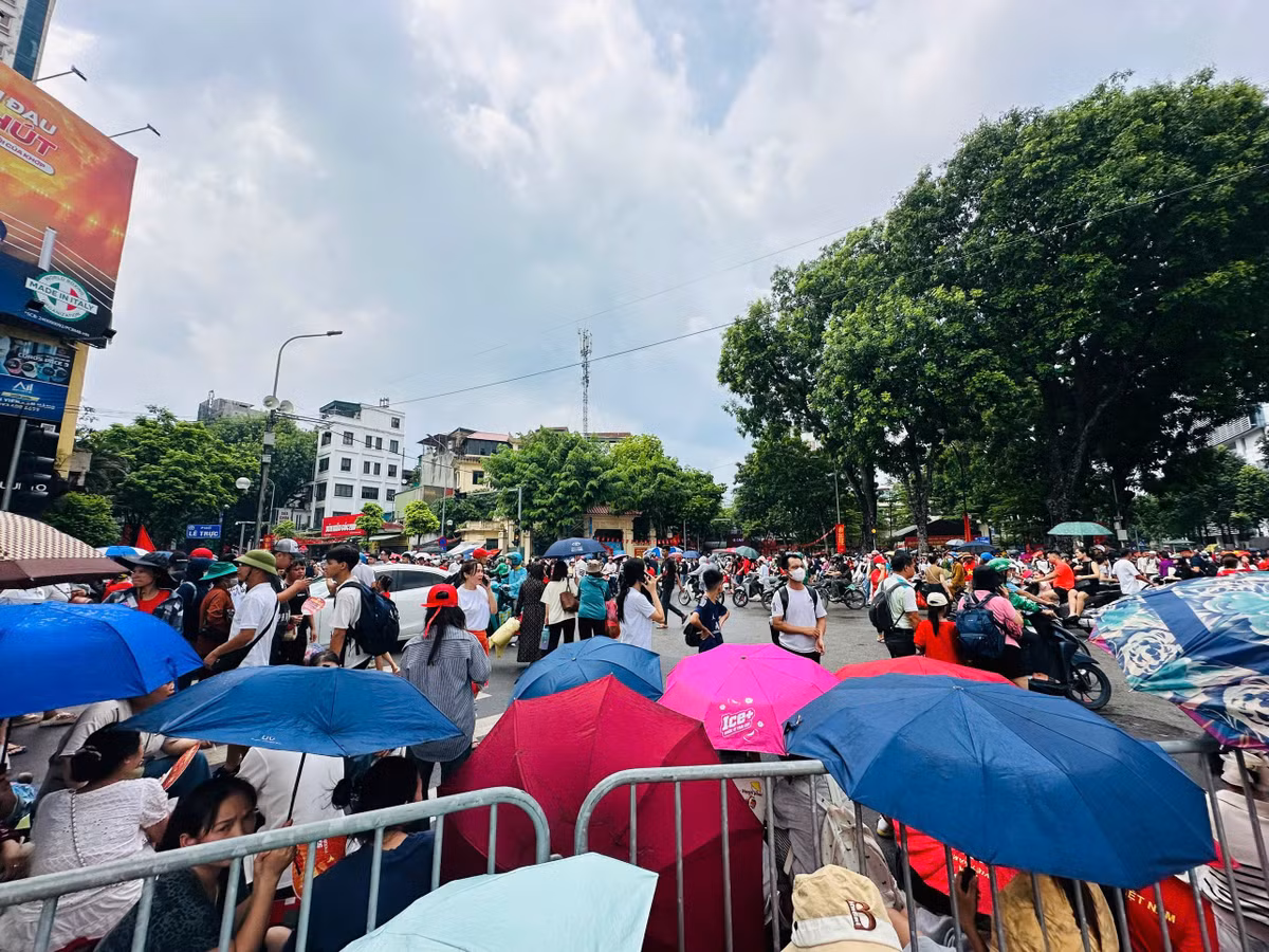 Hai bên đường Hùng Vương đã chật kín người dân và du khách đến chờ xem Lễ diễu binh, diễu hành kỷ niệm 80 năm Quốc khánh 2/9.