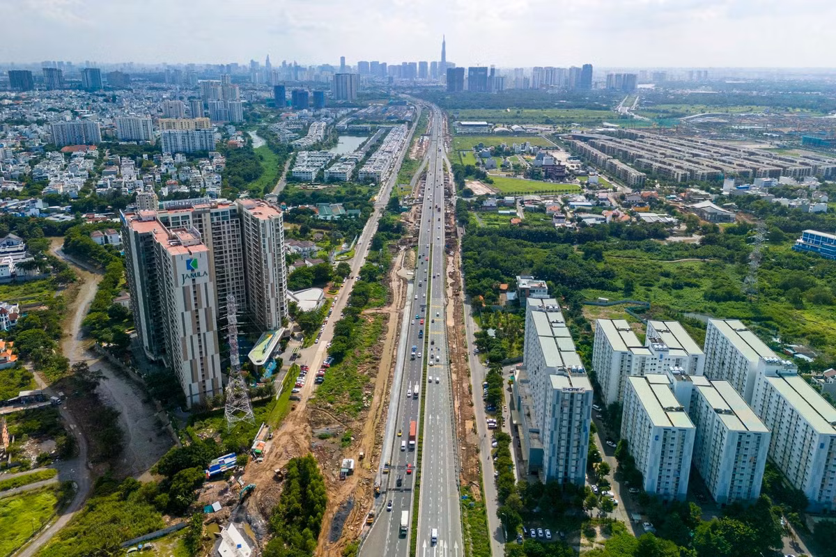 Số lượng xe lưu thông đã vượt quá khả năng đáp ứng của đoạn đường dẫn từ nút giao An Phú đến đường Vành đai 2, vốn chỉ thiết kế đến năm 2025 đạt khoảng 50.000 ôtô/ngày đêm.