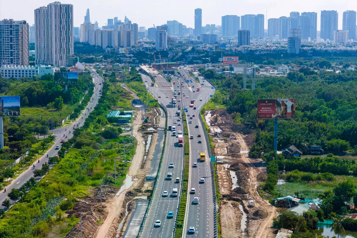 Do vậy, việc đầu tư mở rộng đoạn đường dẫn từ nút giao An Phú đến đường Vành đai 2 từ quy mô 4 lên 8 làn xe là rất cấp thiết để kết nối tới sân bay quốc tế Long Thành, giải quyết tình trạng ùn tắc hiện nay.