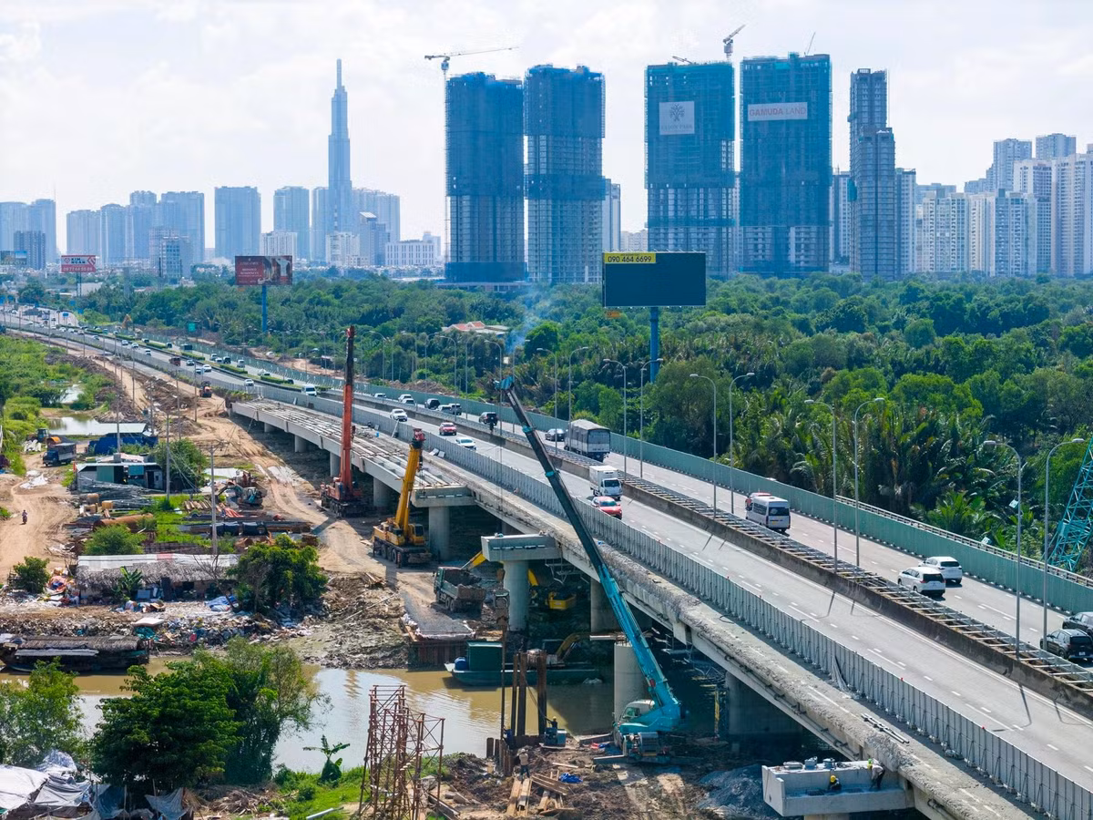 Trên công trường khu vực cầu Kênh Mương, hàng chục công nhân cùng máy móc, thiết bị được huy động để tăng tốc thi công.