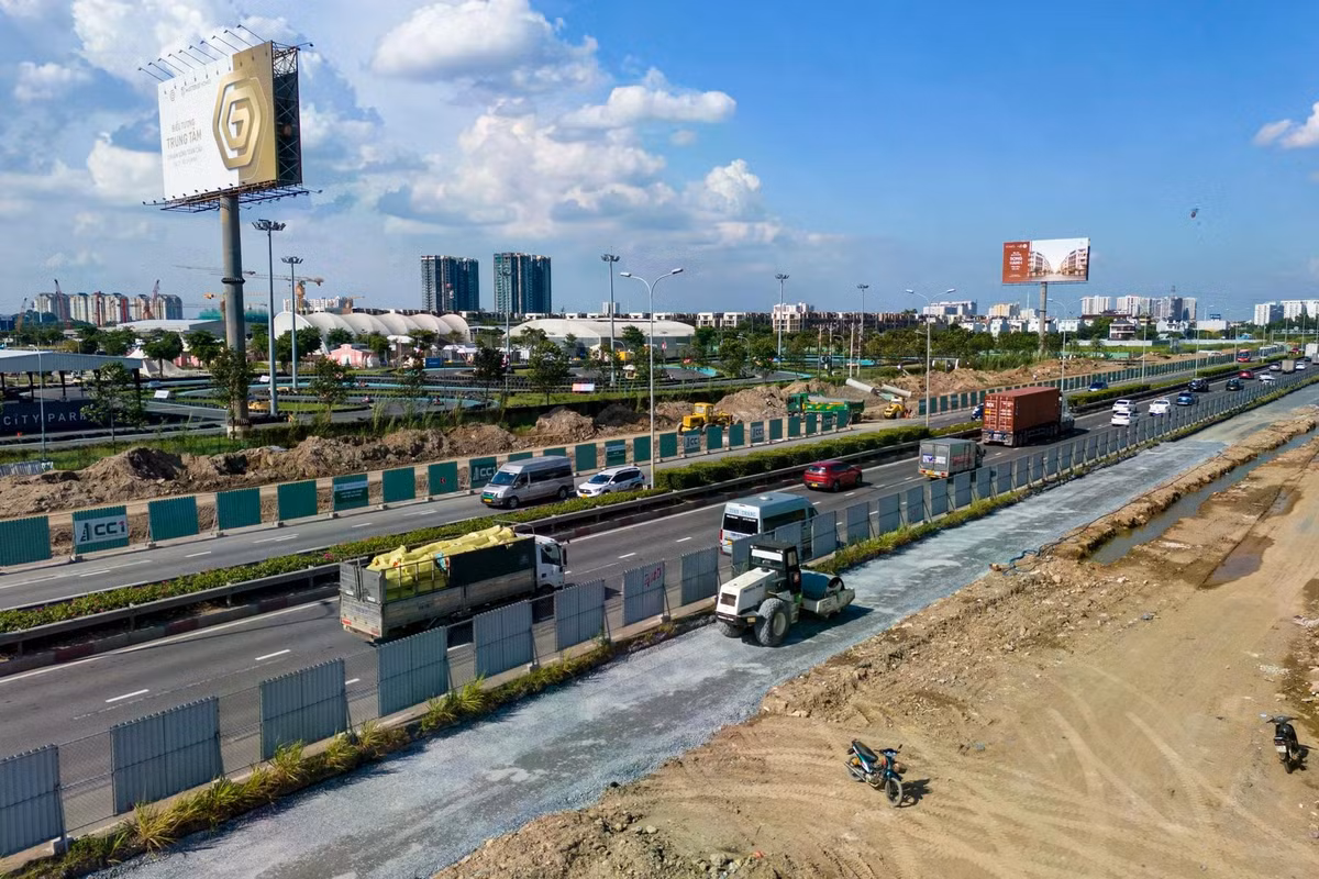 Đoạn qua khu đô thị The Global City đang được thi công cấp phối đá dăm, sẵn sàng thảm nhựa những km đầu tiên của dự án.