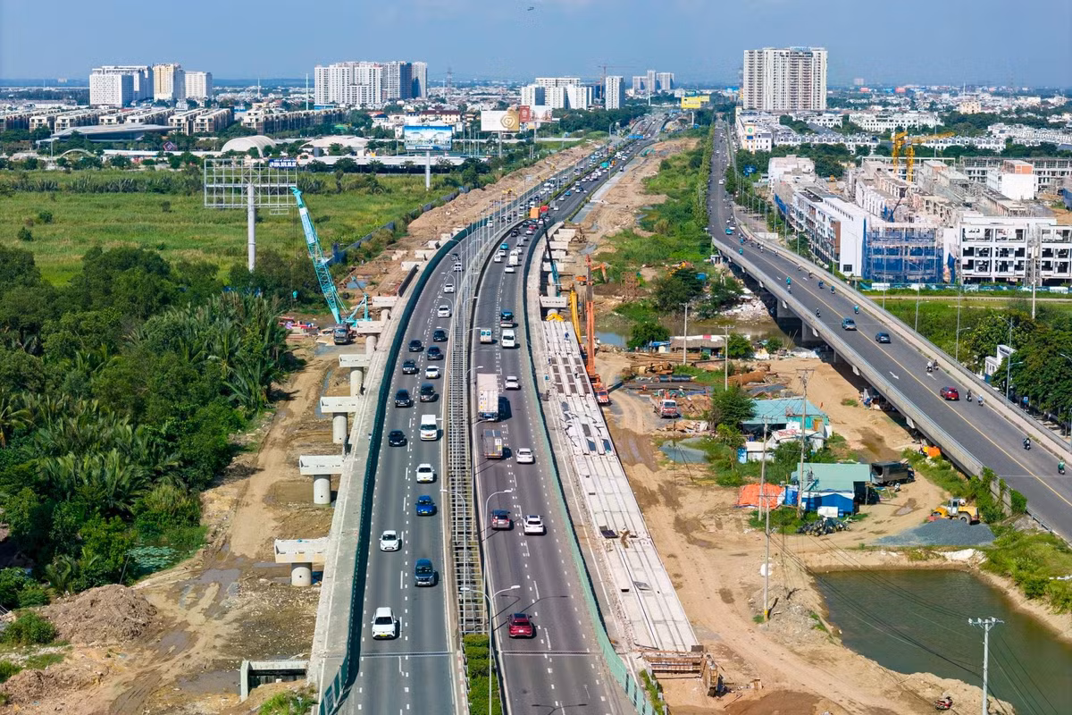Sau gần 8 tháng thi công, nhiều hạng mục trọng điểm của dự án đã thành hình, khối lượng thi công đạt gần 60%. Trong ảnh là công trường thi công cầu Mương Kênh.