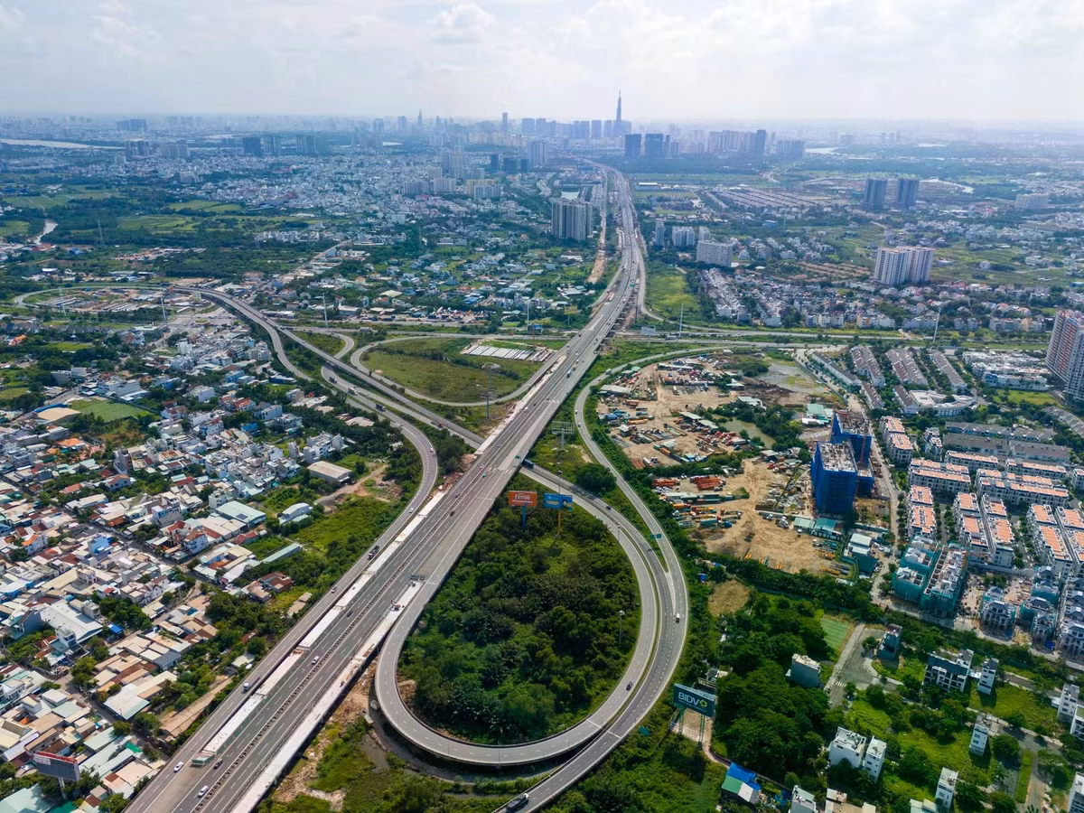 Dự án có tổng chiều dài 3,2 km, được mở rộng từ 4 lên 8 làn xe với tổng mức đầu tư hơn 915 tỷ đồng bằng nguồn vốn ngân sách của TP.HCM. Trong ảnh là điểm cuối của dự án tại nút giao với Vành đai 2 TP.HCM đã được nhà thầu thi công gác dầm gần như toàn bộ trụ cầu.