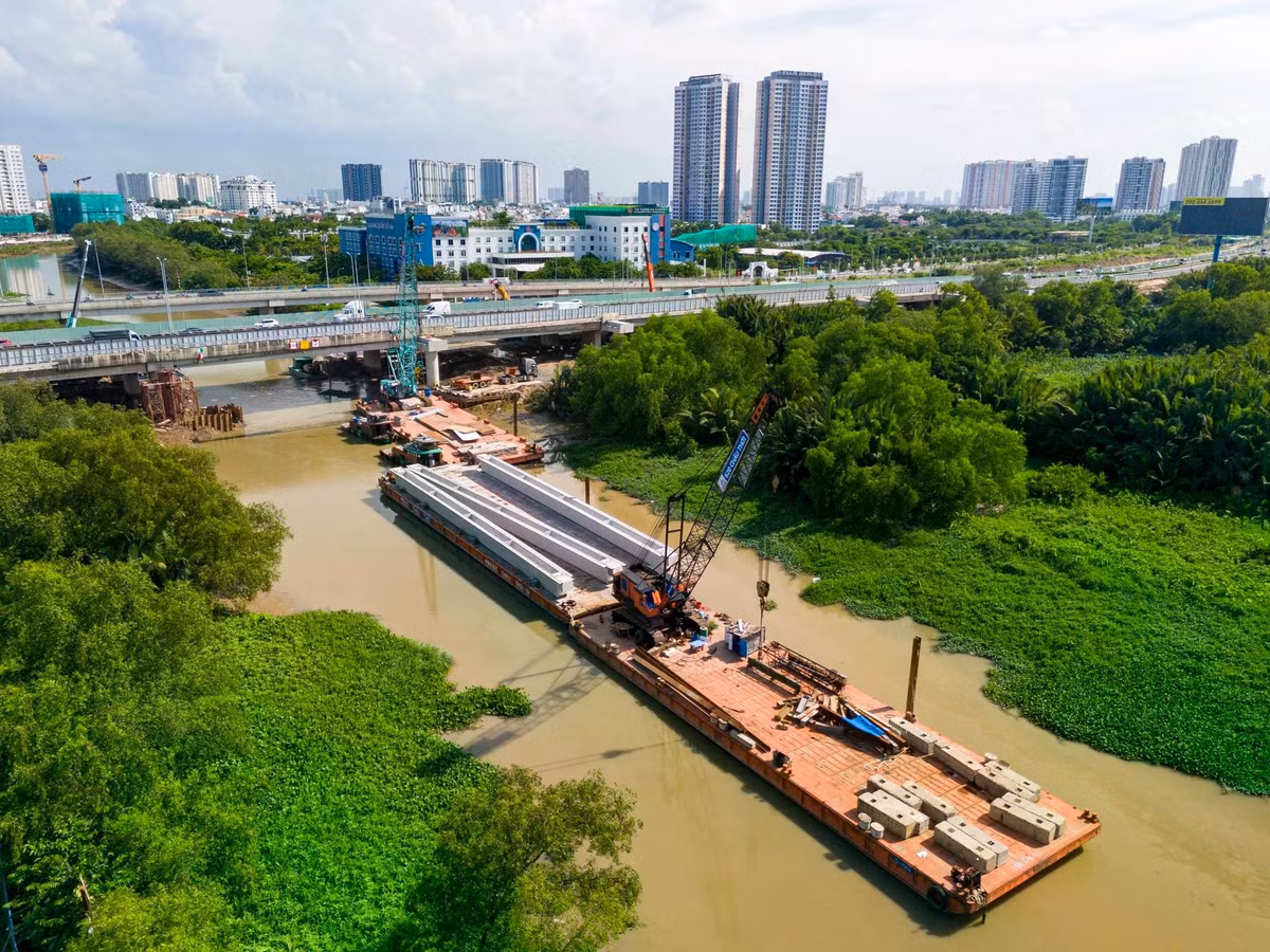 Các phiến dầm được vận chuyển và tập kết ngay cạnh cầu Mương Kênh, sẵn sàng cho công tác lao lắp dầm cầu.