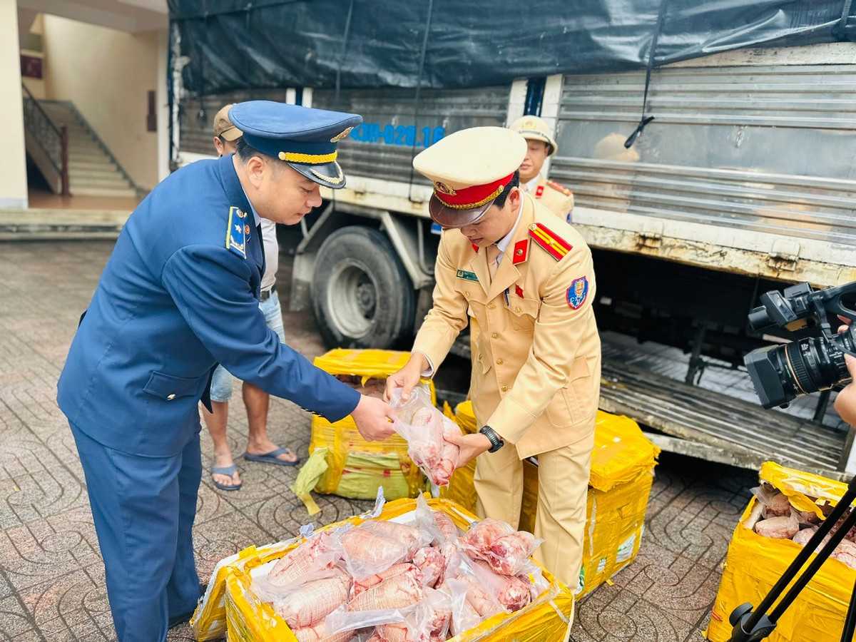 Lực lượng chức năng kiểm tra hàng hóa vi phạm/ Ảnh DMS