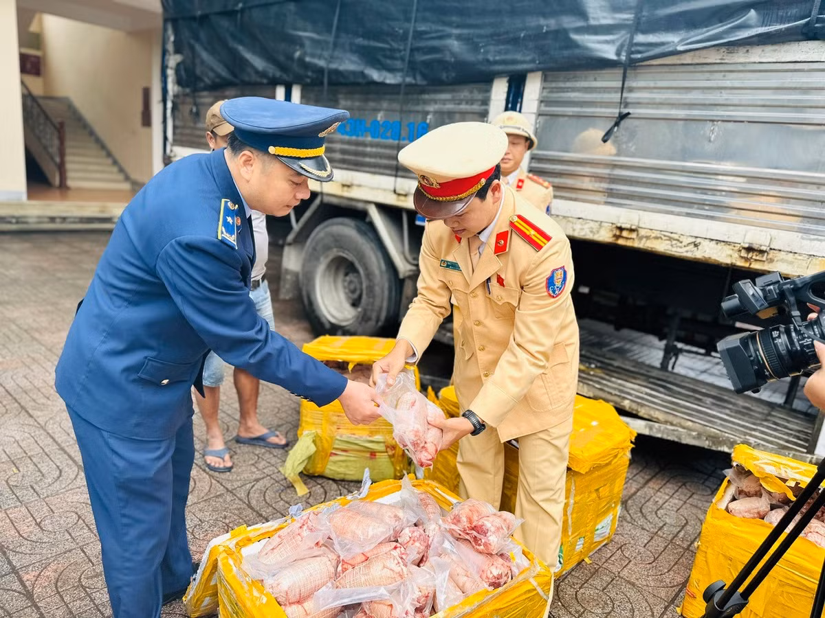 Lực lượng chức năng kiểm tra hàng hóa vi phạm/ Ảnh DMS