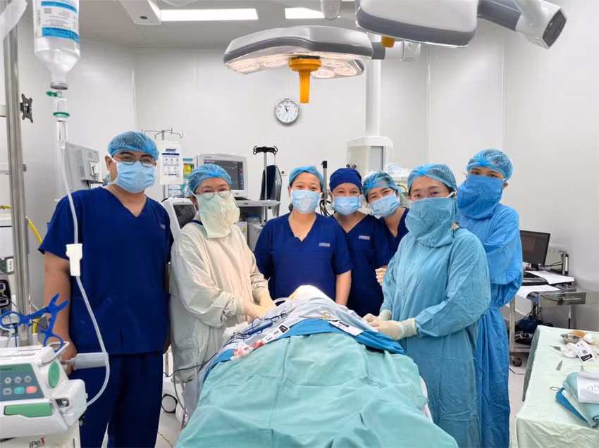 Bác sĩ Bệnh viện Nhi Đồng 1 kết hợp liên chuyên khoa phẫu thuật cho bé trai bị chó cắn. Ảnh BV