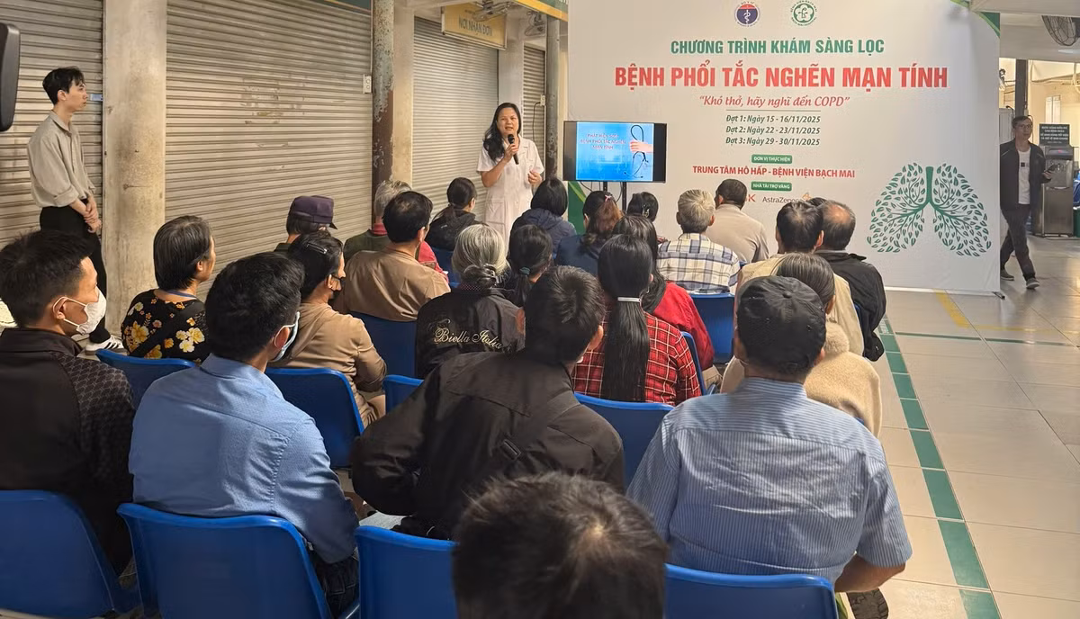 PGS.TS Phan Thu Phương - Giám đốc Trung tâm Hô hấp, Bệnh viện Bạch Mai chia sẻ về bệnh COPD với người đến khám sàng lọc. Ảnh BV