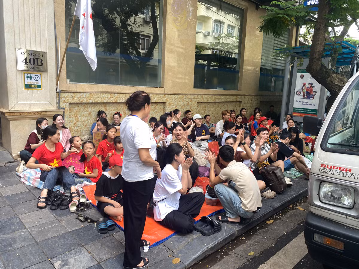 Những người chưa có chỗ ngồi cũng được lực lượng chức năng sắp xếp có chỗ ngồi ổn định để có thể xem các đoàn diễu binh đi qua khu vực này vào ngày mai 2/9. Nhiều người dân sau khi được sắp xếp chỗ ngồi bày tỏ sự phấn khởi, vui mừng.