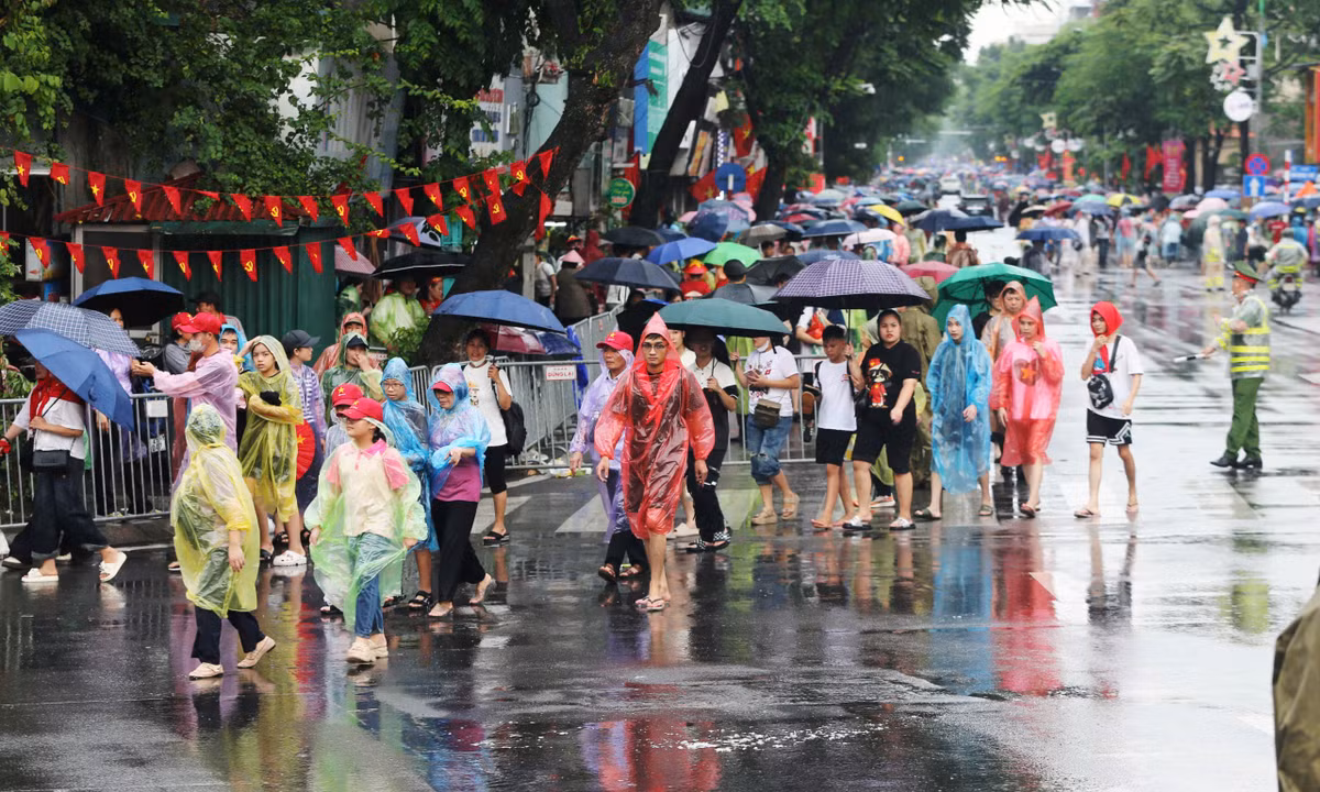 Nhiều em nhỏ cũng theo chân bố mẹ đi xem diễu binh, diễu hành.