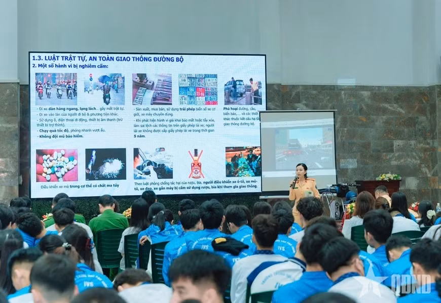 CSGT và công an cấp xã tăng cường tuyên truyền an toàn giao thông tại các cơ sở giáo dục.Ảnh QĐND