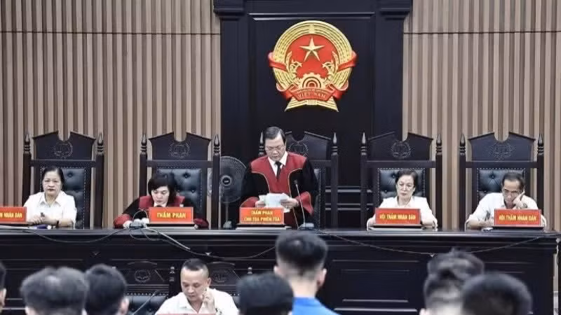 Hội đồng xét xử tuyên án sơ thẩm các bị cáo trong vụ án cưỡng đoạt tài sản từ thủ đoạn thu hồi nợ trái phép. Ảnh nhandan.vn