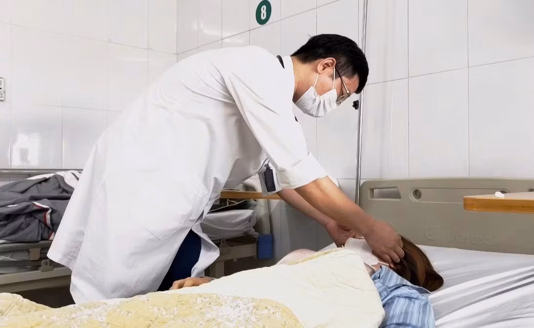 Bác sĩ khám cho bệnh nhân.