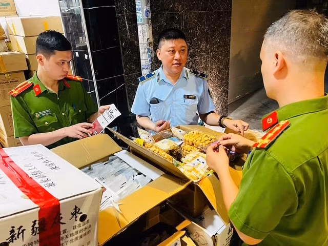 Lực lượng liên ngành kiểm đếm số hàng bị thu giữ/Ảnh CATP