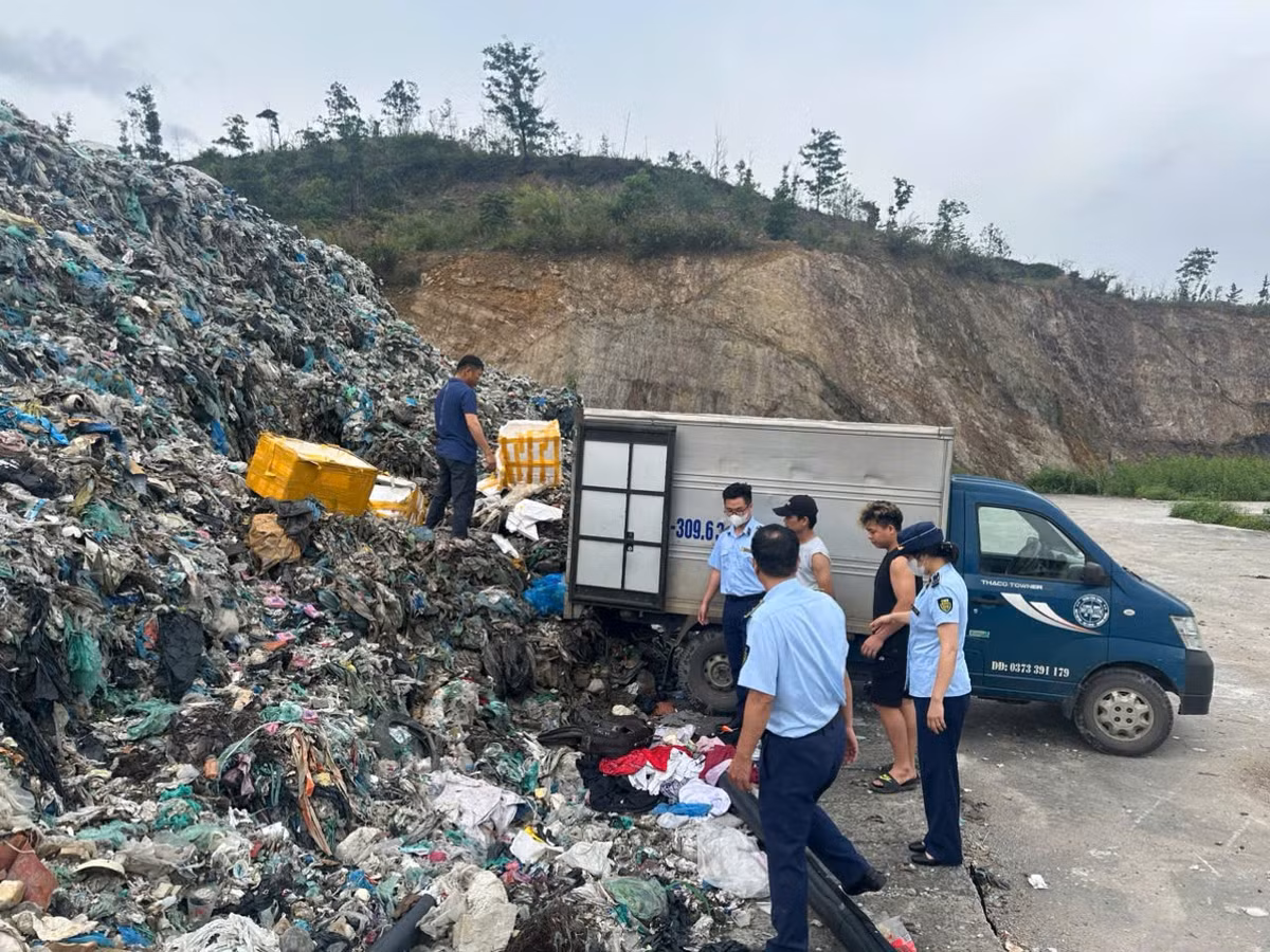 Đội QLTT số 1 tiến hành giám sát tiêu hủy 2.141 kg thực phẩm không rõ nguồn gốc, xuất xứ.