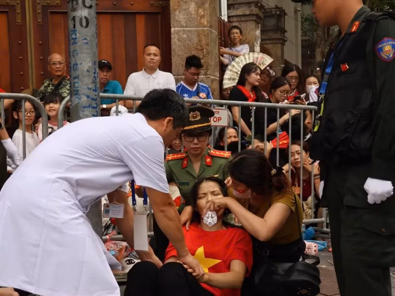 Một trường hợp choáng, ngất được sơ cứu tại chỗ/Ảnh CAND.