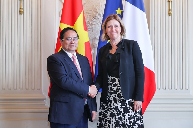 Thủ tướng Phạm Minh Chính và Chủ tịch Quốc hội Pháp Yael Braun-Pivet - Ảnh: VGP/Nhật Bắc