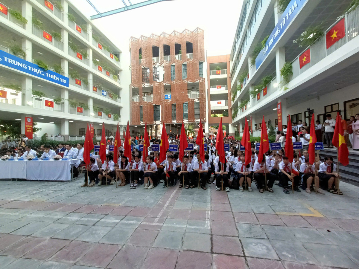 "Kiến thức, kỹ năng rồi sẽ thay đổi theo nhu cầu thời đại, nhưng việc nuôi dưỡng ước mơ và vun bồi nhân cách cho các em là việc phải làm thường xuyên và không bao giờ thay đổi", cô Yến phát biểu.