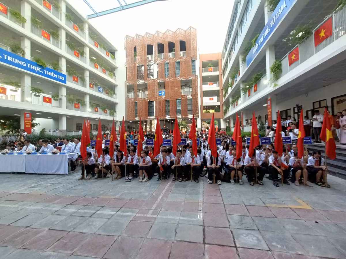 "Kiến thức, kỹ năng rồi sẽ thay đổi theo nhu cầu thời đại, nhưng việc nuôi dưỡng ước mơ và vun bồi nhân cách cho các em là việc phải làm thường xuyên và không bao giờ thay đổi", cô Yến phát biểu.