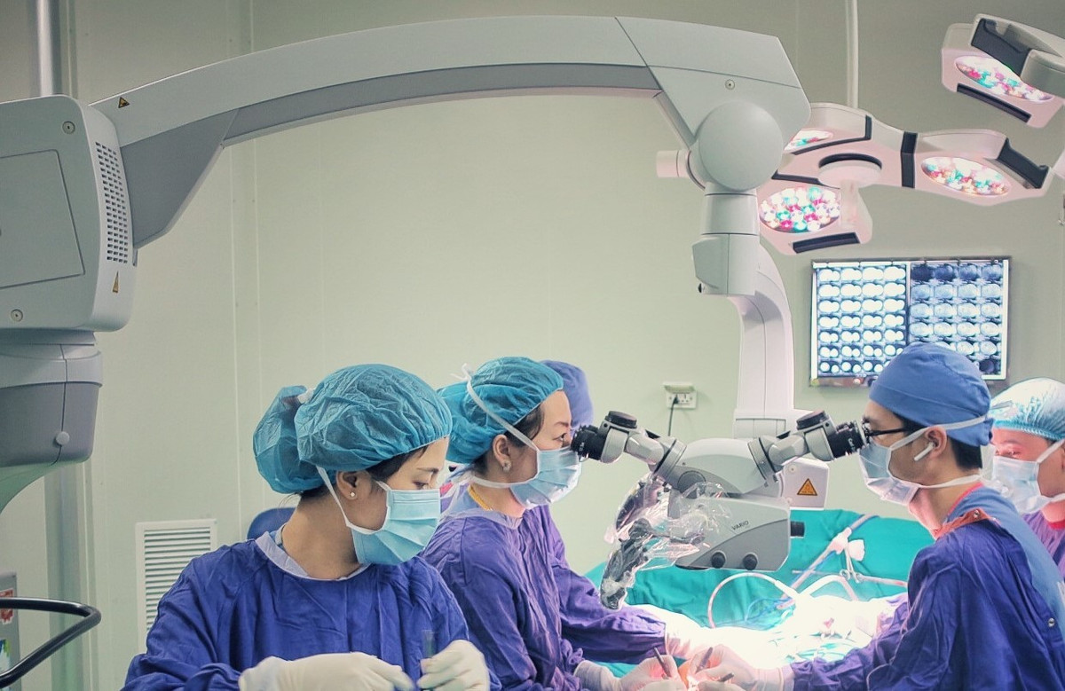 TS.BS Bùi Mai Anh, Khoa Phẫu thuật Hàm mặt - Tạo hình và Thẩm mỹ, Bệnh viện Hữu nghị Việt Đức cùng ê-kíp phẫu thuật tạo hình lại lưỡi, sàn miệng và thành họng cho bệnh nhân/Ảnh BVCC