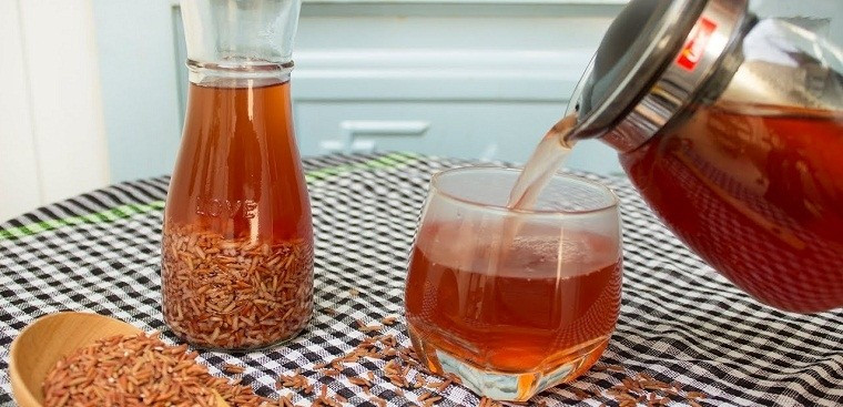 Uống nước gạo lứt rang mỗi ngày một cách khoa học sẽ giúp bạn duy trì sức khỏe dẻo dai, làn da tươi trẻ và cơ thể cân đối. Ảnh VOV