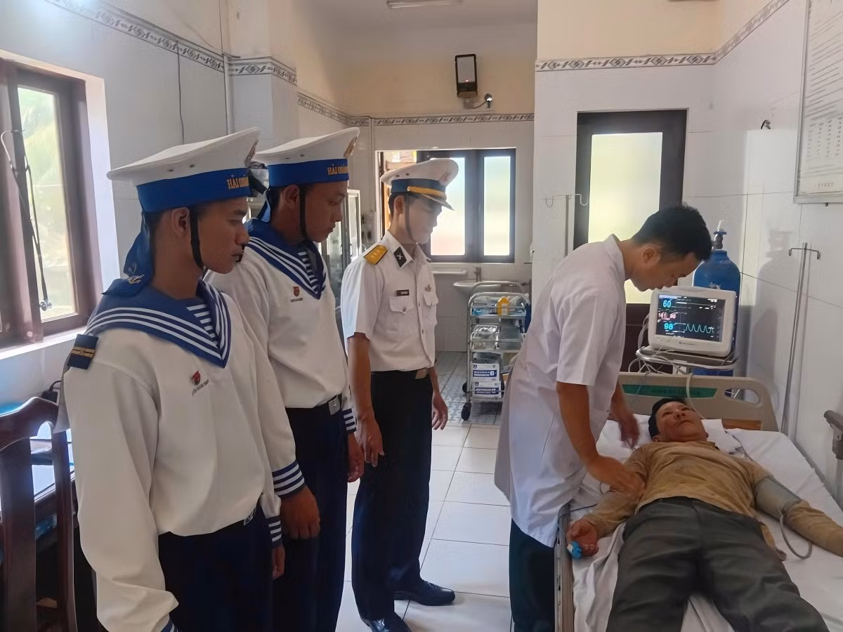 Ngư dân bị đột quỵ được đưa lên đảo Trường Sa cấp cứu/ Ảnh VOV