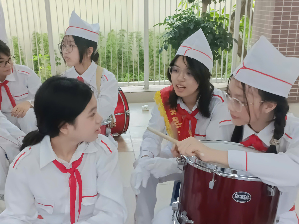 Các em trong đội văn nghệ cảm thấy phấn khởi và đầy cảm hứng khi được tham gia biểu diễn trong lễ khai giảng