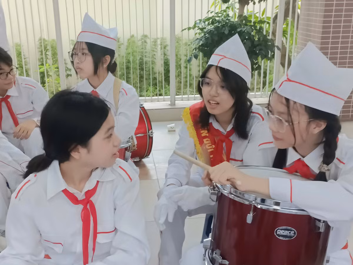 Các em trong đội văn nghệ cảm thấy phấn khởi và đầy cảm hứng khi được tham gia biểu diễn trong lễ khai giảng