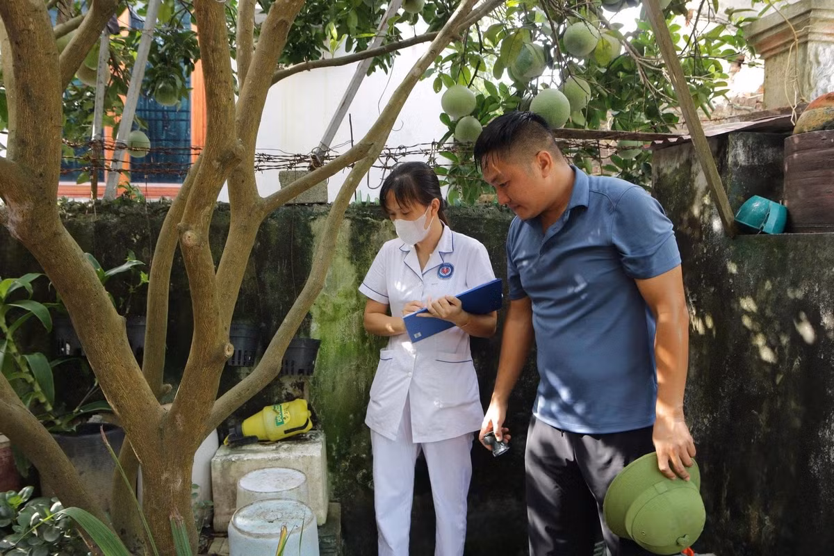 Cán bộ nhân viên Trạm y tế xã Vân Đình, Hà Nội kiểm tra công tác phòng chống dịch sốt xuất huyết. Ảnh: Sở Y tế Hà Nội