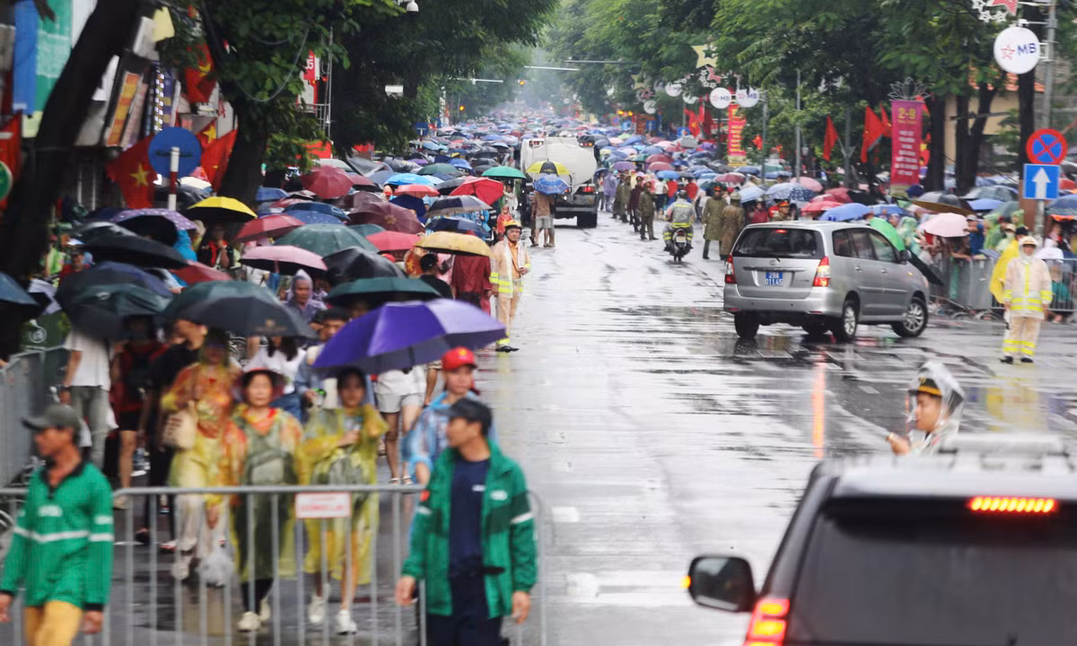 Một số người bất lực đành di chuyển sang hướng khác tìm "góc đẹp".