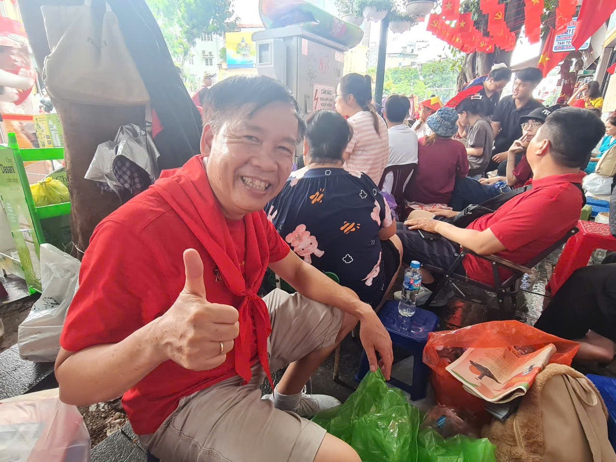 Anh Sơn, đến từ Bình Dương cùng vợ, thuê khách sạn ở Hàng Trống. Vợ mệt đi về khách sạn nghỉ, còn anh ở lại đây "xuyên đêm" để cảm nhận không khí chờ diễu binh cùng bà con. "Vui lắm, hạnh phúc lắm, tôi không thấy mệt mỏi gì cả. Đi để thấy lòng yêu nước, tự hào dân tộc của người dân ta lớn thế nào, phải nói thật đặc biệt, xúc động. Xem qua màn hình tivi không cảm nhận trọn vẹn được điều này", anh Sơn nói.