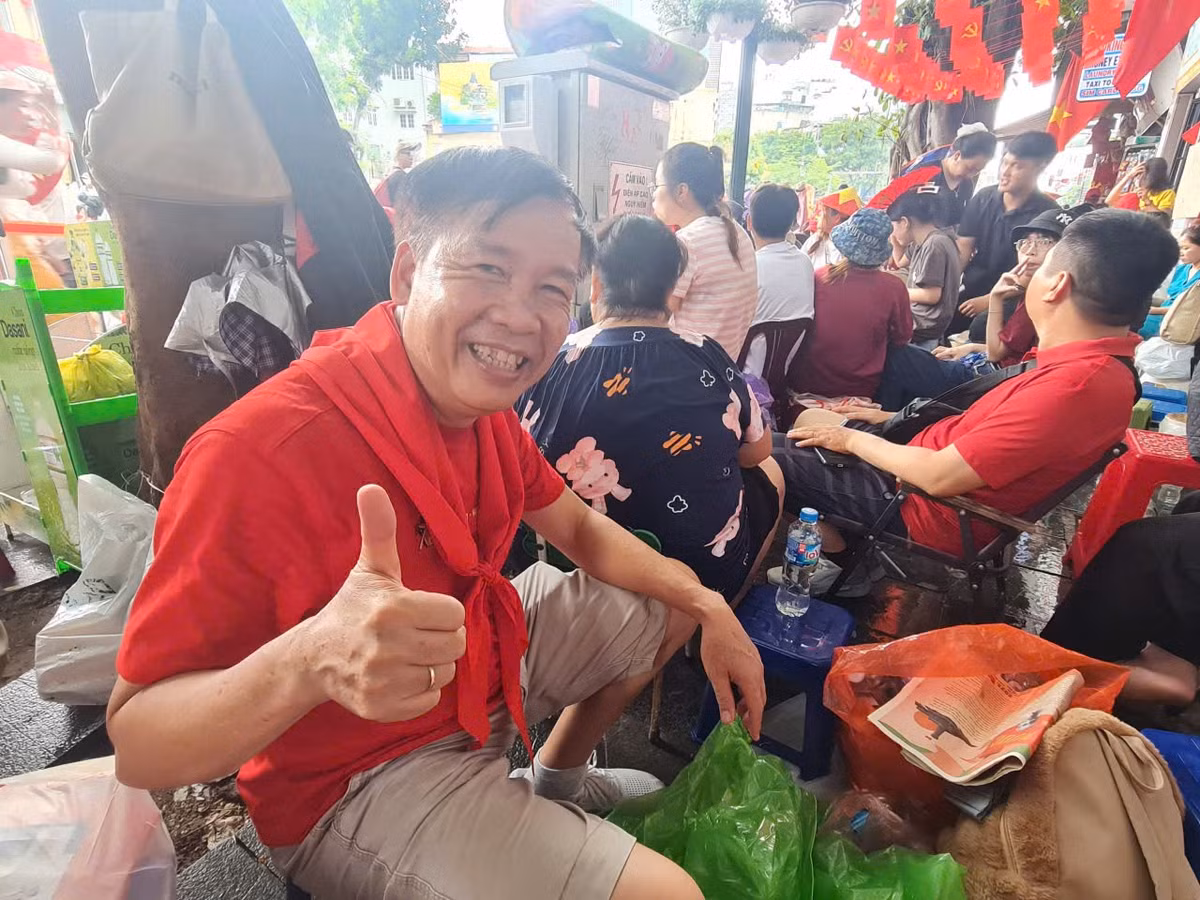 Anh Sơn, đến từ Bình Dương cùng vợ, thuê khách sạn ở Hàng Trống. Vợ mệt đi về khách sạn nghỉ, còn anh ở lại đây "xuyên đêm" để cảm nhận không khí chờ diễu binh cùng bà con. "Vui lắm, hạnh phúc lắm, tôi không thấy mệt mỏi gì cả. Đi để thấy lòng yêu nước, tự hào dân tộc của người dân ta lớn thế nào, phải nói thật đặc biệt, xúc động. Xem qua màn hình tivi không cảm nhận trọn vẹn được điều này", anh Sơn nói.