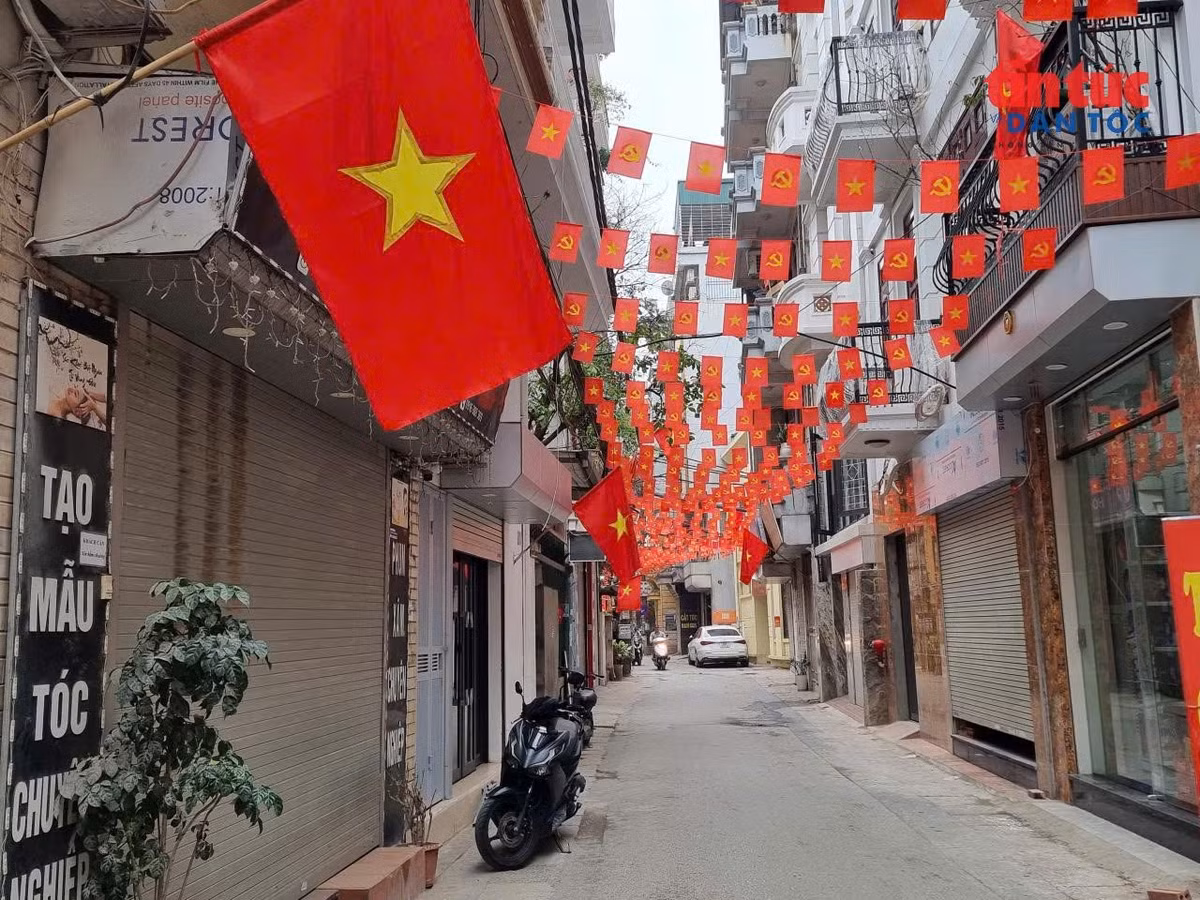 Treo cờ dịp lễ tết/ảnh nguồn vanhoavaphattrien.vn
