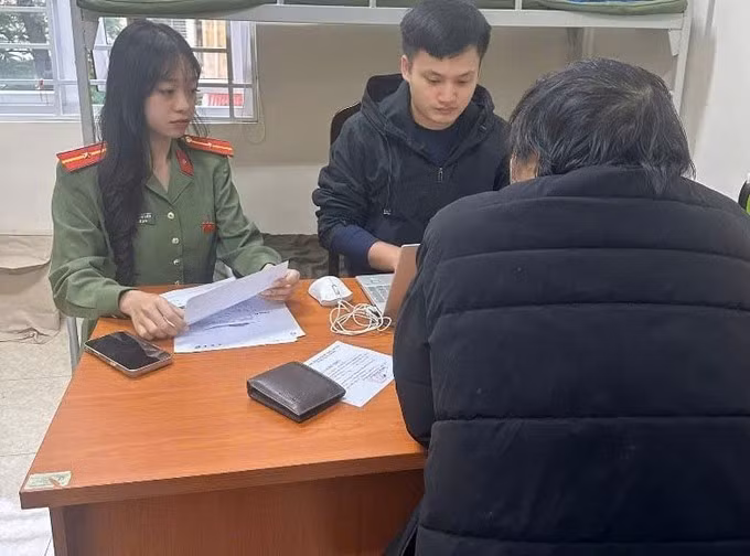 Cơ quan công an làm việc với người đàn ông vi phạm (mặc áo ấm đen, quay lưng)/Ảnh SGGP