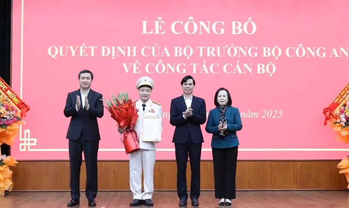 Lãnh đạo tỉnh Lạng Sơn tặng hoa chúc mừng Thượng tá Vũ Thanh Tùng- tân Giám đốc Công an tỉnh. Ảnh: Thanh Bình.