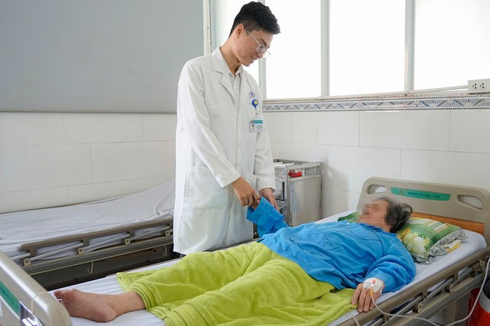 Bác sĩ thăm khám cho bệnh nhân sau phẫu thuật/Ảnh NLĐ