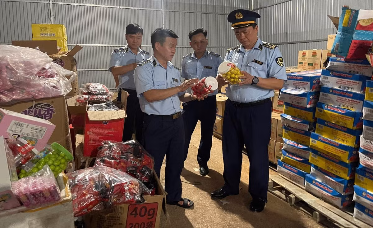 Đồng chí Trần Mạnh Hùng, Chi cục trưởng chỉ đạo công chức Đội QLTT số 1 kiểm tra hàng hóa vi phạm.