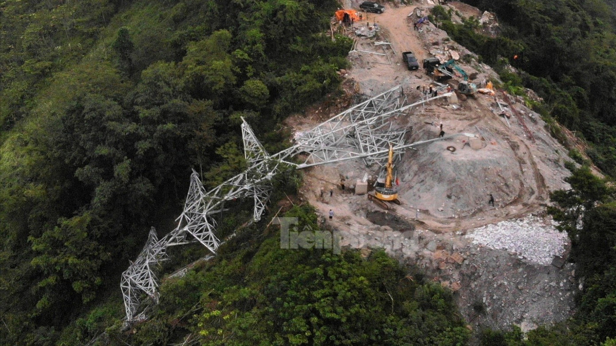 Cột số 129 bị gãy đổ nằm trên đỉnh đồi cao thuộc xã Lâm Thượng. Người dân quanh khu vực cho biết khoảng 16h30 ngày 8/9, công trường bất ngờ phát ra tiếng nổ lớn như động đất, khói bụi bốc mù mịt. Khi chạy đến hiện trường, họ thấy anh Lò Văn Chỉnh (SN 1982, trú tại xã Tuần Giáo, tỉnh Điện Biên, đang đảm nhận việc vặn chặt các mối nối trên cột) nằm gục bên cạnh các thanh sắt, chân gãy gập, cơ thể nhiều thương tích. Thấy anh Chỉnh còn thở, 6-7 người dân đã thay nhau đưa anh xuống núi để cấp cứu, nhưng do vết thương quá nặng, anh không qua khỏi. Cũng theo người dân kể lại thời điểm xảy ra sự cố, các công nhân khác đang thi công kéo dây khoảng néo từ vị trí 129 đến vị trí 130.