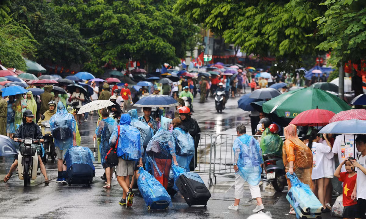 Lượng khách đổ về các tuyến phố trung tâm ngày một đông.