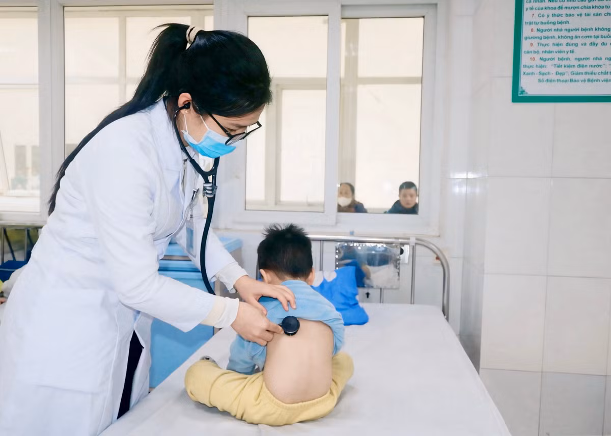 Bác sĩ thăm khám cho bệnh nhi Minh Q. khi điều trị tại Khoa Cấp cứu, Hồi sức tích cực và Chống độc - Bệnh viện Sản Nhi Bắc Ninh Số 1/Ảnh BV