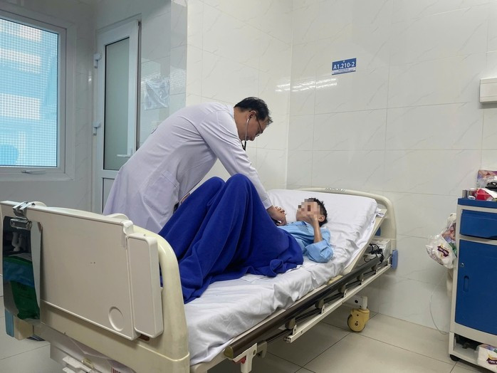 Bác sĩ thăm khám cho bệnh nhân sau phẫu thuật/ Ảnh NLĐ