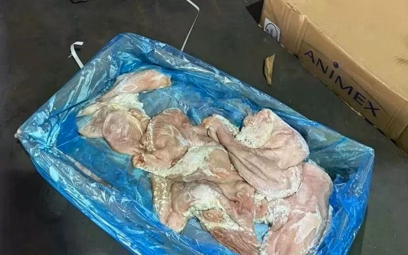 Thực phẩm không rõ nguồn gốc bị Công an phát hiện.