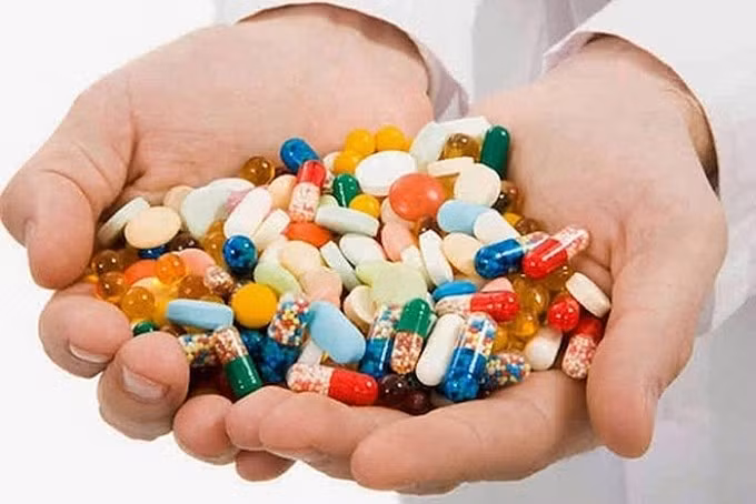 Dù đã có quy định về đơn thuốc và việc kê đơn thuốc, nhưng trên thực tế, người dân vẫn có thói quen tự mua thuốc điều trị, nhân viên các nhà thuốc tự chẩn bệnh, kê đơn. Ảnh minh hoạ/Internet