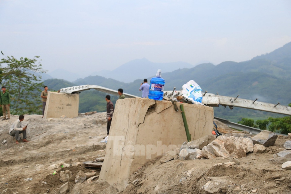 Ngay cả trụ cũng xuất hiện các vết nứt, vỡ.