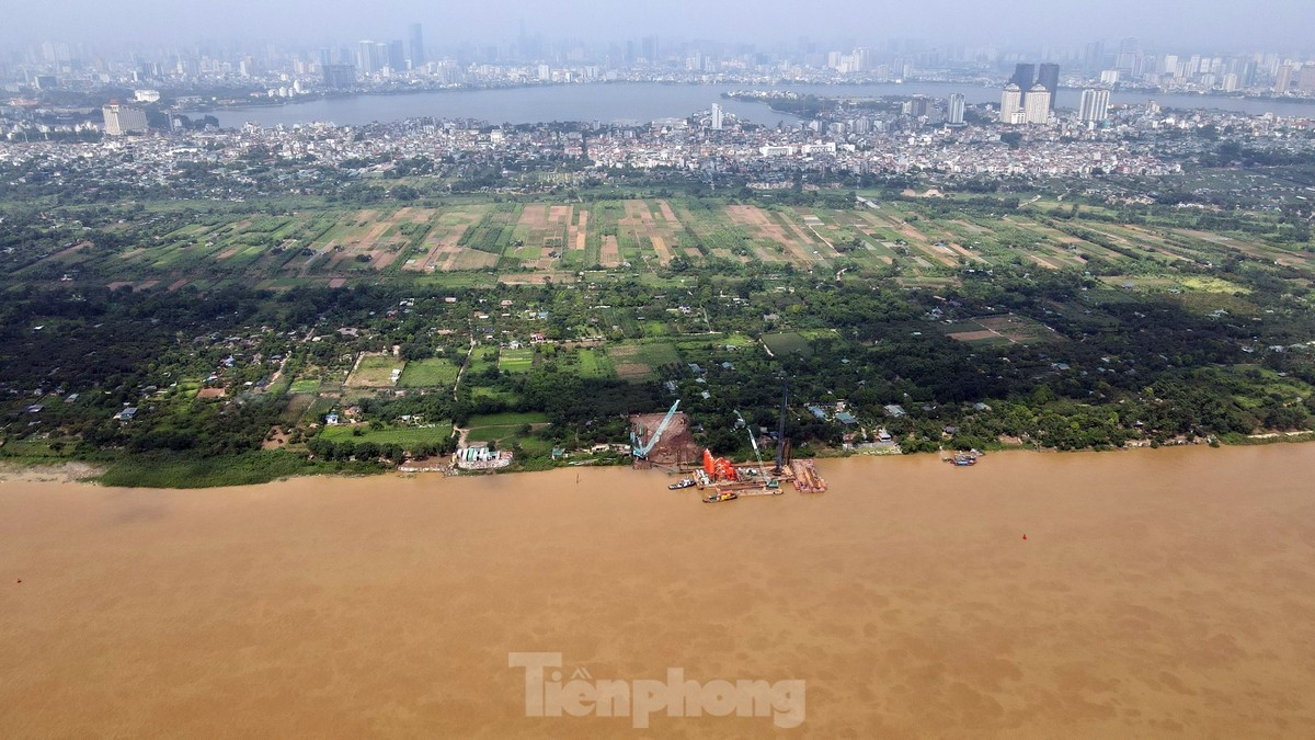 Phần dẫn lên cầu Tứ Liên phía quận Tây Hồ vẫn chưa được giải phóng mặt bằng.