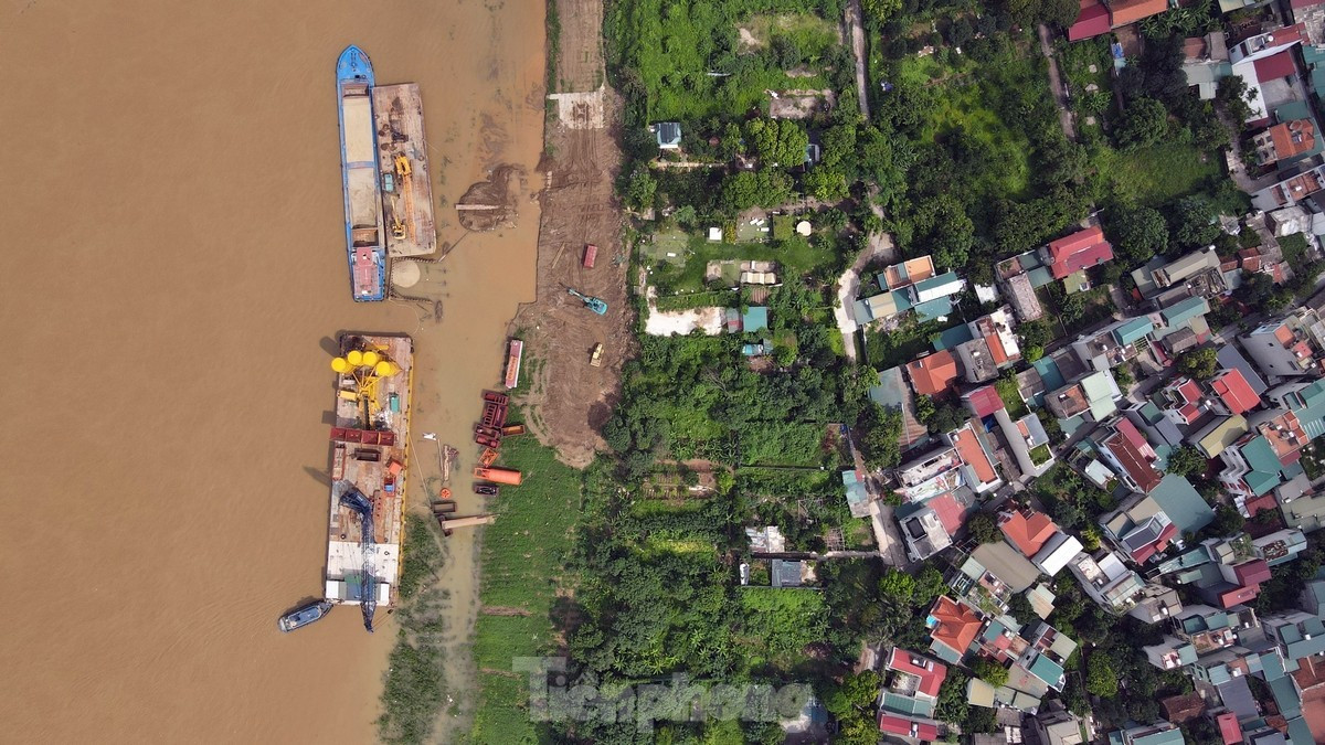 Công trường xây dựng cầu Tứ Liên khu vực bờ Đông sông Hồng nhìn từ trên cao.